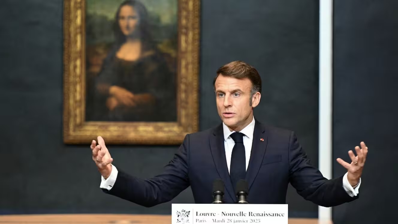 Emmanuel Macron prononce un discours devant le tableau de "La Joconde", le 28 janvier 2025, au musée du Louvre, à Paris. (BERTRAND GUAY / AFP)